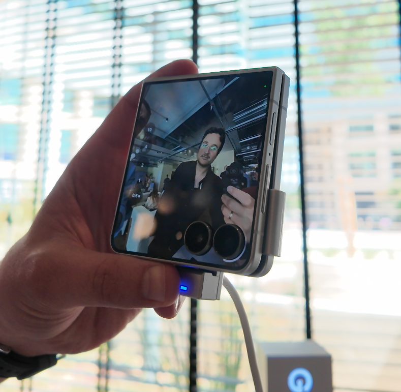 Samsung Galaxy Z Flip7: מהפכת ה-AI המתקפלת שמשנה את כללי המשחק