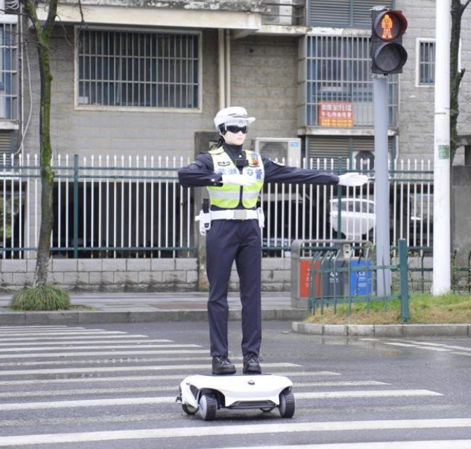 הרובוט המשטרתי החכם של AiMOGA Robotics: העתיד של ניהול התנועה והבטיחות העירונית כבר כאן